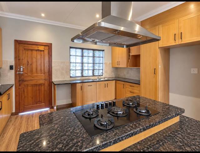 3 BEDROOM PROPERTY TO RENT IN MENLO PARK